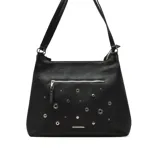 Cartera negra de Korium con correa al hombro y apliques metálicos circulares.