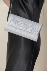 Cartera de fiesta plateada, tipo sobre, con lurex plisado y cadena metálica plateada para colgar.