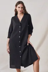 Vestido camisero midi negro con botones frontales y mangas 3/4.
