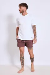 Short de baño color marrón con cordón ajustable en la cintura y logo estampado en blanco en la pierna izquierda.