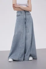 Pantalón de jean celeste, ancho y de calce medio.