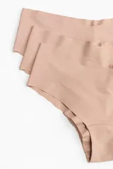 Pack de tres bombachas tipo hipster color piel, de microfibra con cintura baja en forma de V, refuerzo interior y cobertura trasera recortada. Bordes cortados con láser para una sensación cómoda y sin costuras contra la piel y una visibilidad mínima debajo de la ropa.