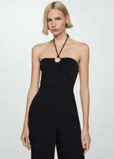 Mono largo negro con tirantes finos, escote halter con anilla metálica y cierre de cremallera en la espalda.