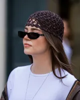 Gorro de malla tejido al crochet color negro, con lentejuelas plateadas.