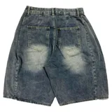 Bermuda de jean azul con lavado liviano y corte amplio.