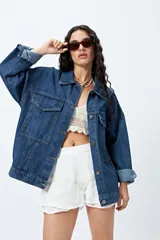 Short blanco de tiro alto con volados y detalle de puntilla en el ruedo.