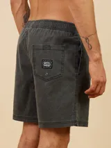 Short de baño color rosado con cintura elastizada y cordón ajustable.