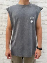 Musculosa sin mangas color gris oscuro con efecto acid wash. Presenta un pequeño estampado blanco en el pecho con un gráfico de globo terráqueo estilizado y una flor de asterisco.