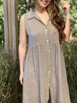 Vestido camisero azul sin mangas de lino italiano, con botones de nácar y corte a la rodilla.