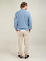 Jersey de punto inglés verde con rayas horizontales blancas, cuello redondo y logo bordado en el pecho.