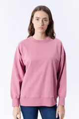 Buzo deportivo rosa de corte holgado y mangas largas.