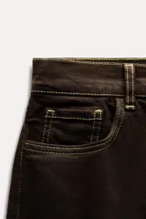 Pantalón de jean marrón oscuro, de tiro alto, corte slim fit y bootcut, con cinco bolsillos y pespuntes a contraste.