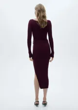 Vestido midi negro de tejido de punto de canalé, con cuello barco, abertura lateral, cinturón desmontable y diseño entallado.