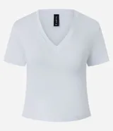 Blusa blanca de algodón con elastano, de corte regular, escote en V y mangas cortas.