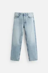 Pantalón de jean celeste de corte recto, con cinco bolsillos, efecto lavado y cierre frontal con botones.