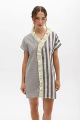 Vestido corto con rayas verticales y horizontales en tonos grises y blancos, con volados color lima en el escote y cierre frontal con botones.