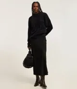Suéter marrón de punto con cuello redondo y mangas largas ajustadas. Diseño slim alargado con efecto de pelitos.
