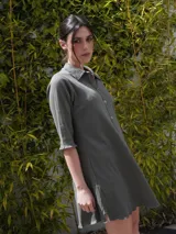 Vestido camisero verde seco de corte holgado, con cuello camisero, mangas 3/4 y cierre frontal con botones.