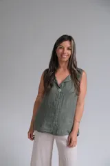 Musculosa verde seco de lino italiano con botón de madera en el escote y costura central.