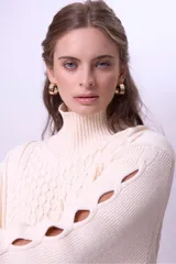 Sweater de punto color borgoña con cuello alto y diseño trenzado.