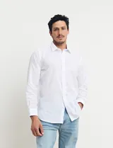 Camisa celeste de manga larga con cuello button-down, confeccionada en tejido rústico de algodón y lino.