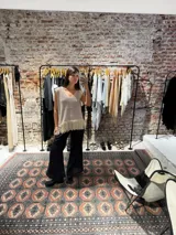 Chaleco tejido con terminación en flecos.