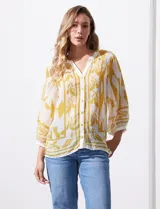 Blusa de gasa estampada, marca Figueroa & Flower. Tiene cuello a la base con escote en V, apertura central con botones y mangas largas ¾ amplias.