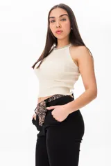 Musculosa beige de viscosa con cuello halter y detalle de strass.
