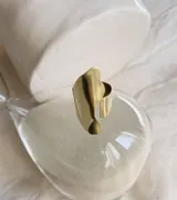 Anillo de bronce dorado con forma de delfín abstracto.