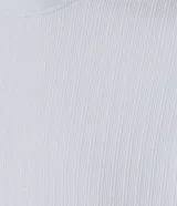 Remera de manga corta, cuello redondo y calce ajustado (slim fit), color gris claro, con textura acanalada vertical.