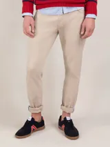Pantalón de hombre color beige, marca El Ganso, modelo 5 bolsillos, confeccionado en tejido de sarga con 77% algodón, 20% de algodón reciclado y 3% elastano.