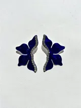 Aros colgantes con forma de flor roja con glitter, detalle de strass y gancho de acero quirúrgico.