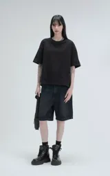 Bermuda de jean color azul oscuro, corte recto y largo a la rodilla.