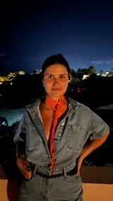 Gargantilla tejida a mano en crochet con hilo de seda viscosa color naranja, con diseño circular de estilo bohemio.