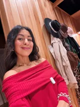 Polerón celeste oversize con cuello alto, mangas largas con puños acanalados y detalle de etiqueta de cuero en el frente.