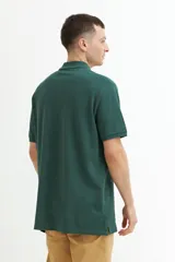 Remera polo gris de manga corta con cuello clásico y tapeta de dos botones.