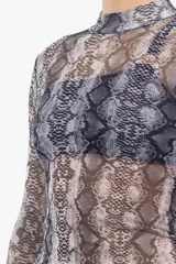 Remera de lycra transparente con cuello alto y estampado de piel de serpiente en tonos grises y marrones.