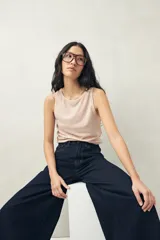 Musculosa color rosa pálido de viscosa con elasticidad, corte recto y cuello redondo.