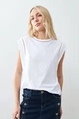 Musculosa verde agua con cuello redondo y sisas con detalle de vainillas.