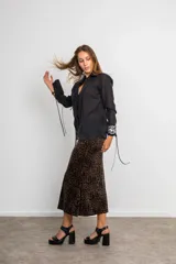 Camisa negra de organza con mangas largas y tiras de ajuste en el frente y puños.