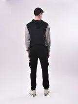 Pantalón de jogging negro con bolsillos laterales tipo cargo, corte ajustado y cintura con cordón.