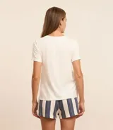 Conjunto de pijama short doll confeccionado en viscosa sostenible. Incluye una blusa de manga corta con cuello redondo y estampado con la frase "visualize the life you want to have", y un short rayado con cintura elástica.
