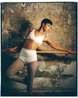 Medias de lycra blancas con diseño de encaje floral.