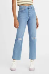 Pantalón de jean celeste claro, de corte recto, tiro alto y largo al tobillo. Presenta roturas en las rodillas y terminación desflecada.