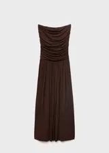 Vestido largo marrón sin mangas, con escote strapless, detalle fruncido en la cintura y falda acampanada.