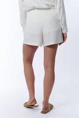 Short color crudo con cintura elastizada y cordón ajustable.