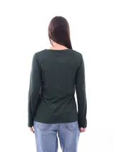 Remera de manga larga color gris oscuro, con escote redondo y calce ajustado.