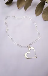 Gargantilla plateada con cadena de eslabones rectangulares y dije de corazón calado.