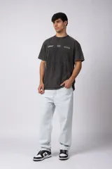 Remera gris con efecto lavado, cuello redondo y estampado con motivos de automovilismo.