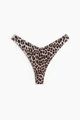 Vedetina tipo colaless con cintura en V y tiro bajo, con estampado de leopardo.